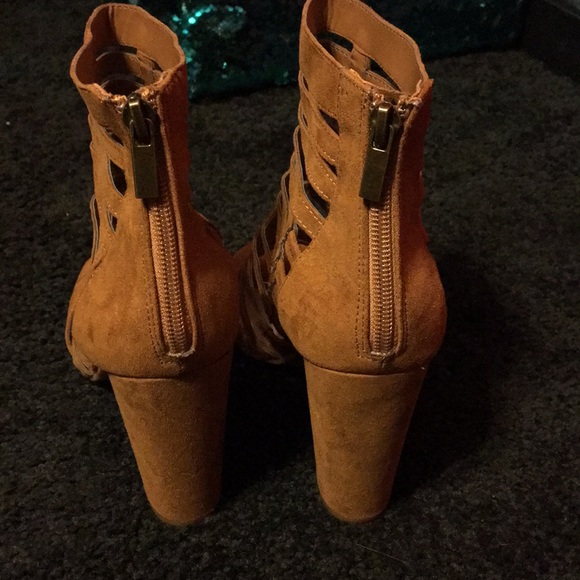 Chunky/ strappy heels - Picture 2 of 2